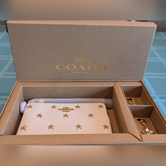 *GIFT IT! " NWT COACH Boxed Corner Zip Wristlet w/2 Charms Gold/Chalk - Picture 2 of 8
